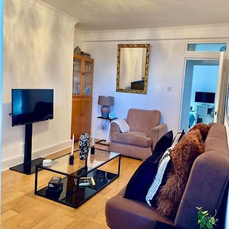2 Bedroom Flat In Camberwell Green - Central Location With Excellent Connections To Tourist Attractions And Main London Airports Bagian luar foto