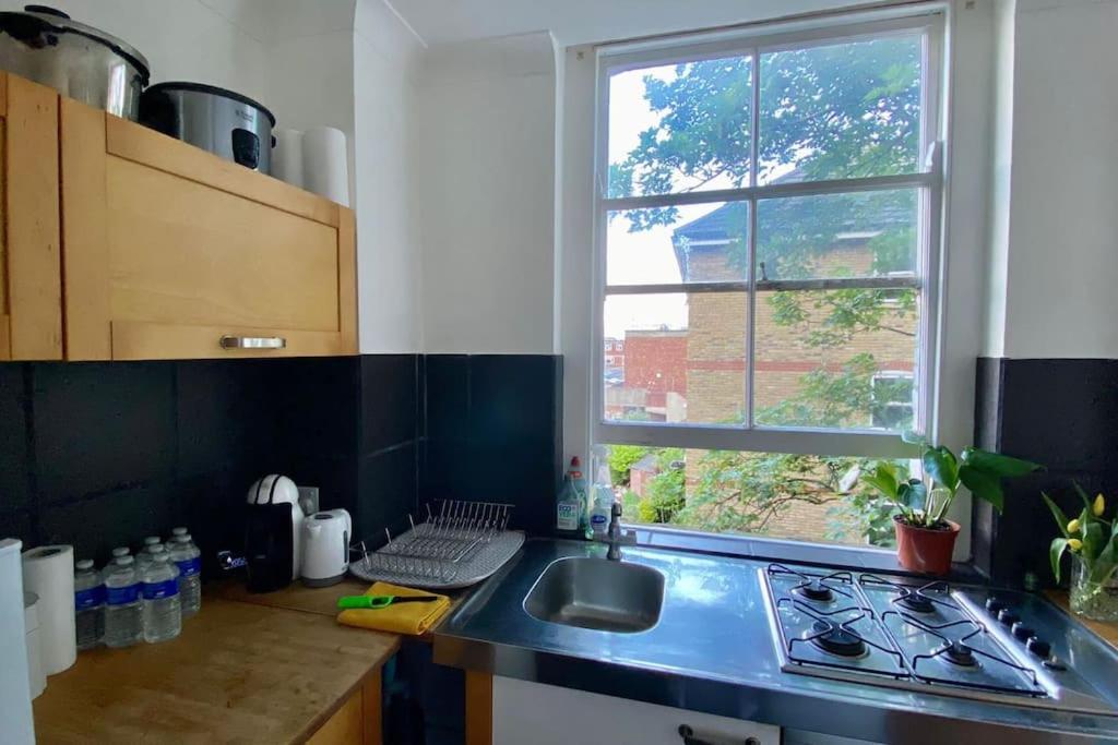 2 Bedroom Flat In Camberwell Green - Central Location With Excellent Connections To Tourist Attractions And Main London Airports Bagian luar foto