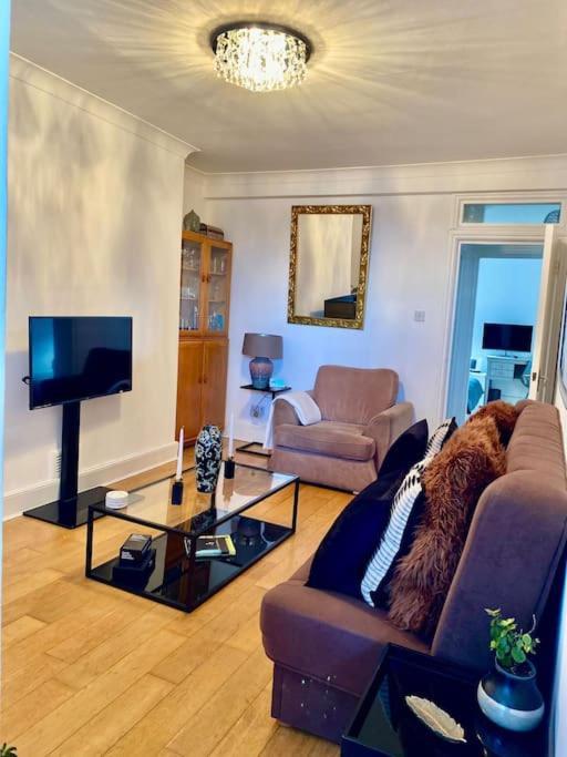2 Bedroom Flat In Camberwell Green - Central Location With Excellent Connections To Tourist Attractions And Main London Airports Bagian luar foto