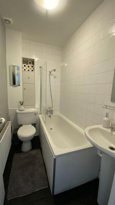 2 Bedroom Flat In Camberwell Green - Central Location With Excellent Connections To Tourist Attractions And Main London Airports Bagian luar foto