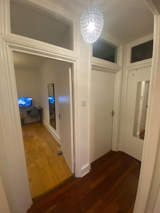 2 Bedroom Flat In Camberwell Green - Central Location With Excellent Connections To Tourist Attractions And Main London Airports Bagian luar foto
