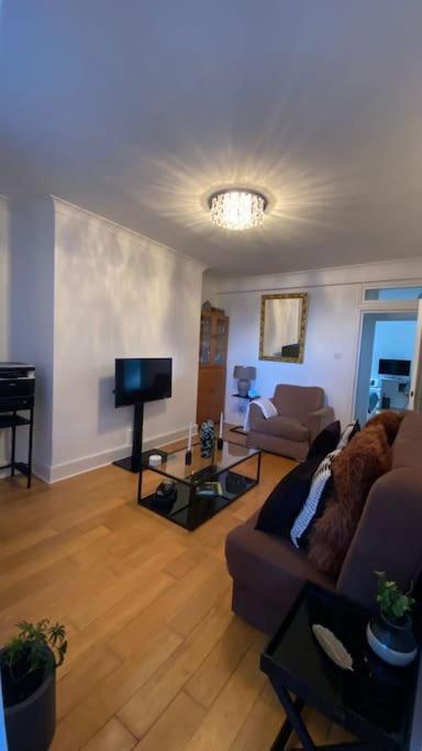 2 Bedroom Flat In Camberwell Green - Central Location With Excellent Connections To Tourist Attractions And Main London Airports Bagian luar foto