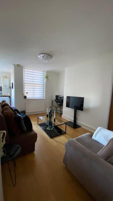 2 Bedroom Flat In Camberwell Green - Central Location With Excellent Connections To Tourist Attractions And Main London Airports Bagian luar foto